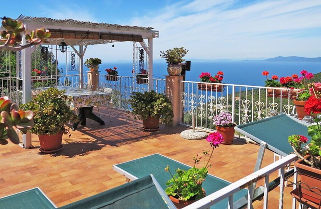 Beautiful private villa for 8 guests with TV, patio, pets allowed and parking