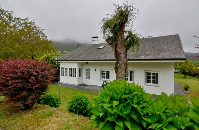 Beautiful, private villa with expansive garden close to beaches.