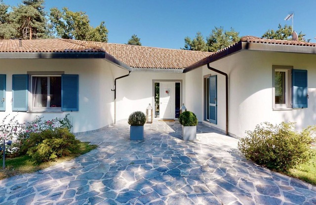 Beautiful private villa with WIFI, private pool, A/C, TV, patio, pets allowed and parking