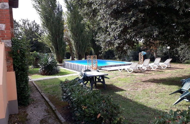 Beautiful private villa with WIFI, private pool, TV, veranda and pets allowed, close to Lucca