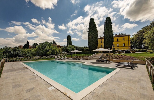 Beautiful private villa with A/C, hot tub, WIFI, private pool, TV, patio, close to Montepulciano