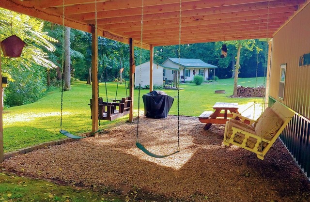 Beautiful private country setting, 4 miles to Little Patoka Boat Ramp.