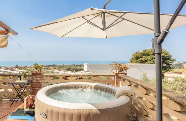 Beautiful private villa for 6 people with hot tub, WIFI, A/C, TV, terrace and parking