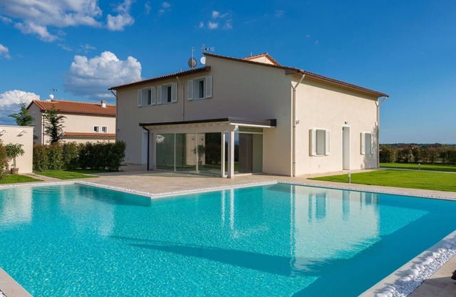 Beautiful private villa for 13 guests with private pool, WIFI, sauna, hot tub, A/C, TV and patio