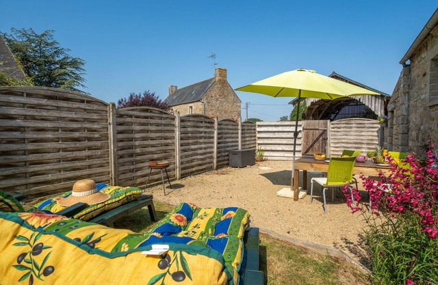 Beautiful private villa for 4 people with WIFI, TV, patio, pets allowed and parking