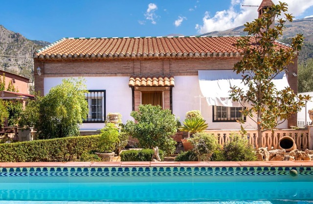 Beautiful private villa for 6 guests with WIFI, A/C, private pool, TV, patio and parking