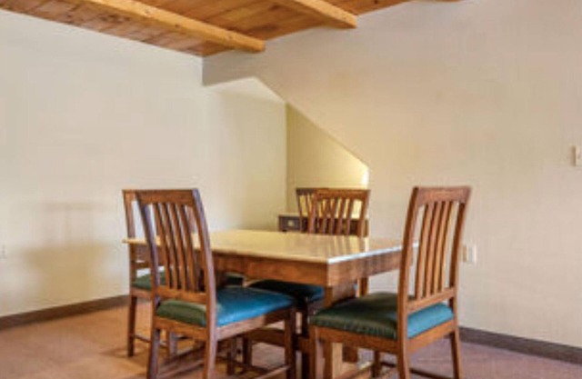 Beautiful resort in the heart of Mount Sunapee steps from the mountain.