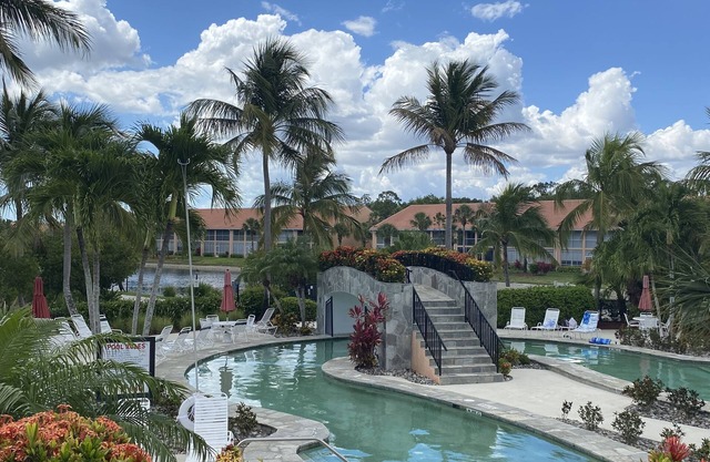 Beautiful, spacious and bright condo, volcano view