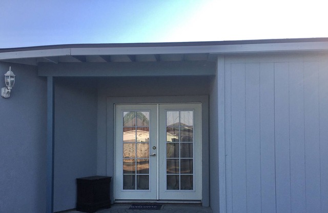 Beautiful studio in huge backyard with private entrance.