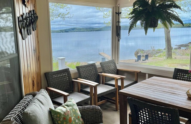 Beautiful Swan Lake Cottage