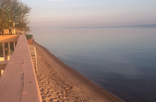 Beautiful updated cottage; sleeps 6; short stroll to shared, private sandy BEACH