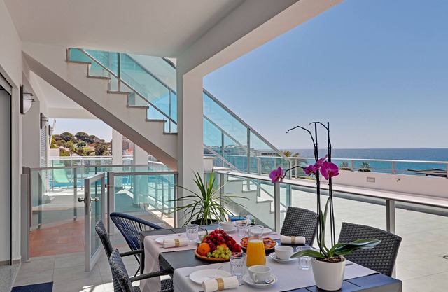 Beautiful View! 2 bdr/2 bthr, beach100m and 300m Old Town, pool, garage, aircon