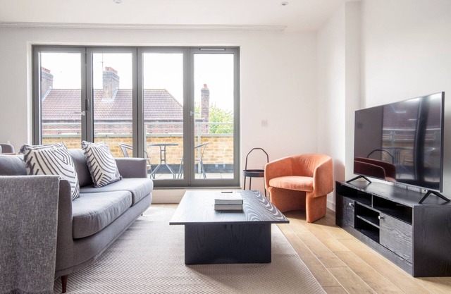 Beautiful Vauxhall 2BR w/Balcony nr Tube, by Blueground