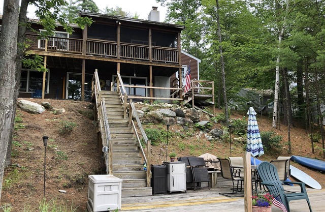 BEAUTIFUL VIEWS AND STUNNING SUNSETS AT THIS LAKEFRONT HOME!