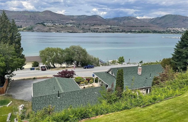 Beautiful views of Lake Chelan, scenic getaway close to downtown and Slidewaters