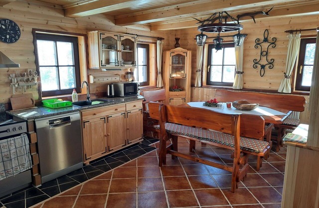 Beautiful villa for 10 guests with WIFI, hot tub, TV and parking