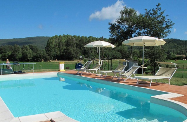 Beautiful villa for 6 guests with pool, TV, patio, pets allowed and parking