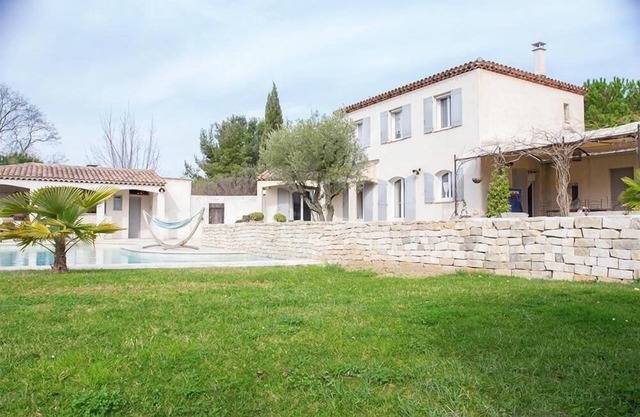 Beautiful villa, swimming pool and pool house 10 minutes from downtown Aix en Provence