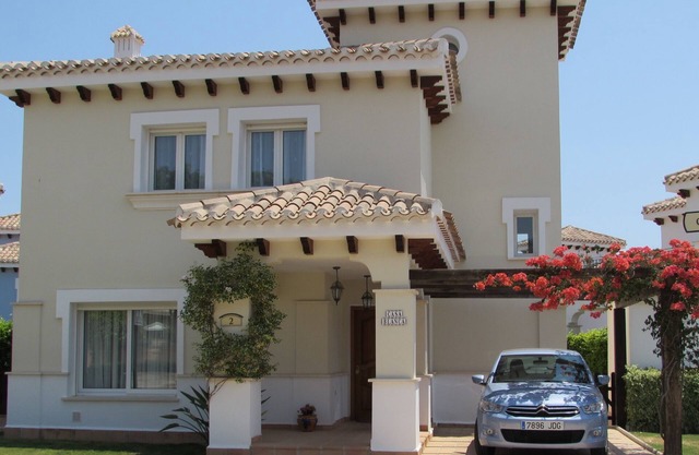 Beautiful villa with large heated pool, free wi-fi and air con in all bedrooms.