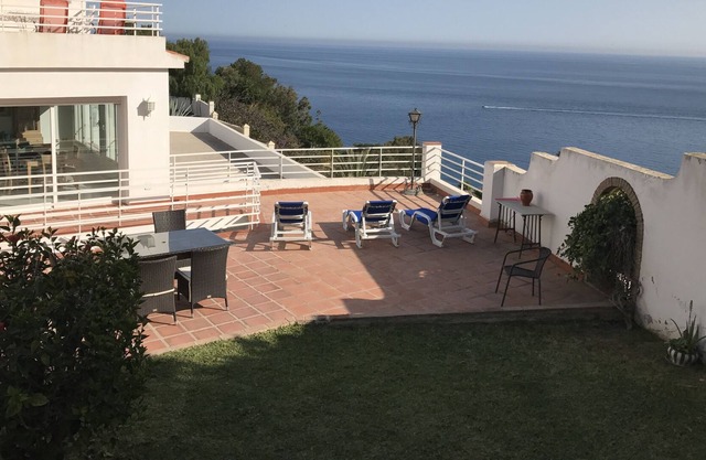 Beautiful Villa with Ocean Views, great outside areas and Large Pool. Fully AC