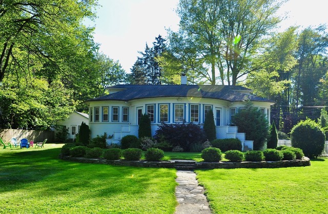 Beautiful vintage pool home in Union Pier 2 blocks from private beach