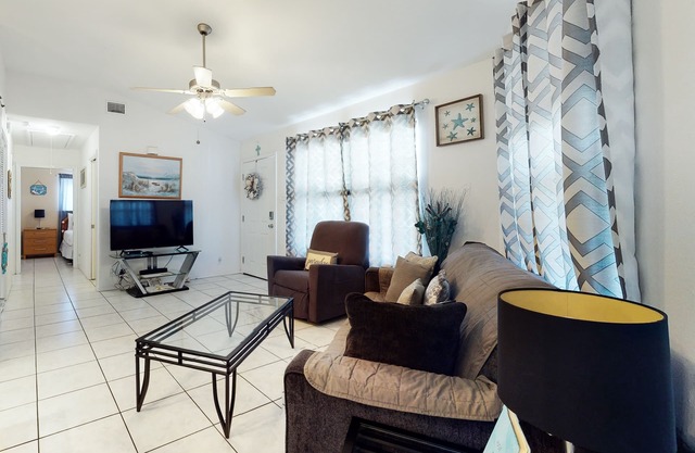 Beautiful waterfront home w/private dock, shared pool/hot tub - 1 dog OK
