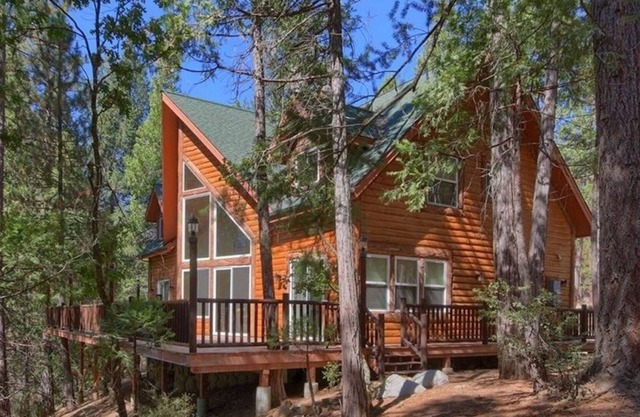 Beautiful Yosemite Retreat Overlooking Woods and Chilnualna Creek