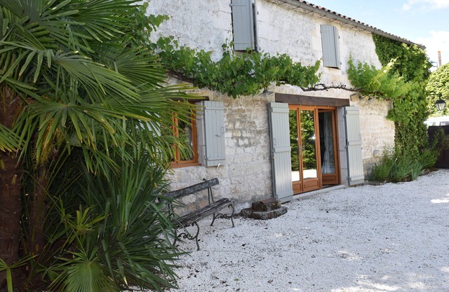 Beautifully converted barn, 3 bedroom, 5 min River Charente, 40 min from beaches