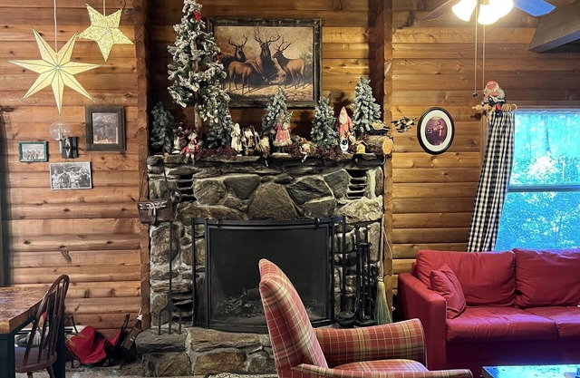 Beautifully decorated large private log home 10 minutes from the mountain.