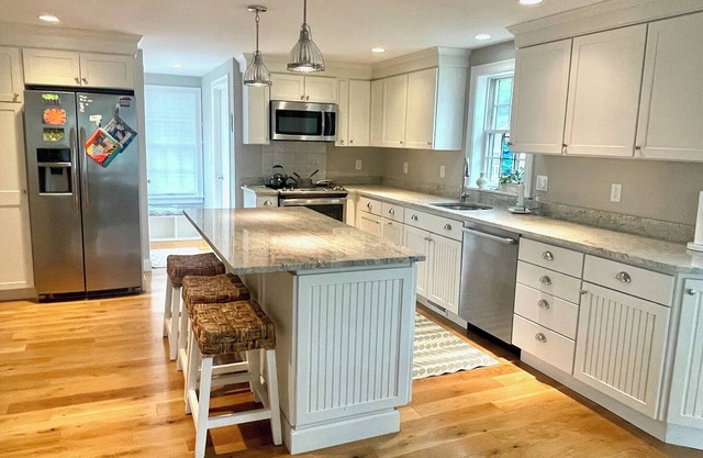 Beautifully Renovated 2BD in the Heart of Wellfleet Center-Central A/C, Outdoor Shower