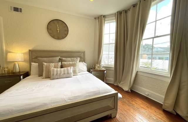 Beautifully Restored Historic Gold Home 7 mins FQ!
