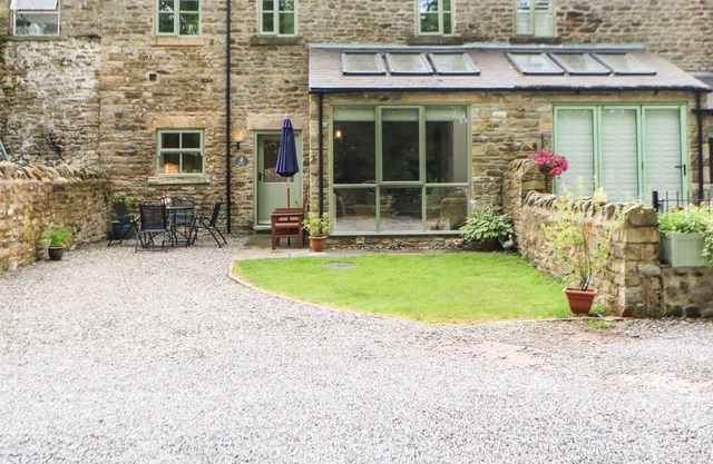 BECKSIDE, pet friendly, with a garden in Middleton-In-Teesdale