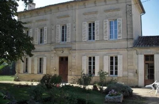 Bed and Breakfast in the heart of a wine property puisseguin- Gironde