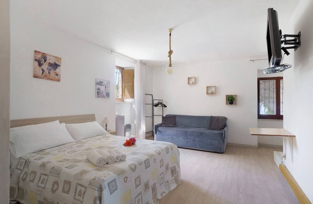 Bed and Breakfast 'Camera Aaron In Villa Vista Mare' with Shared Terrace and Wi-Fi