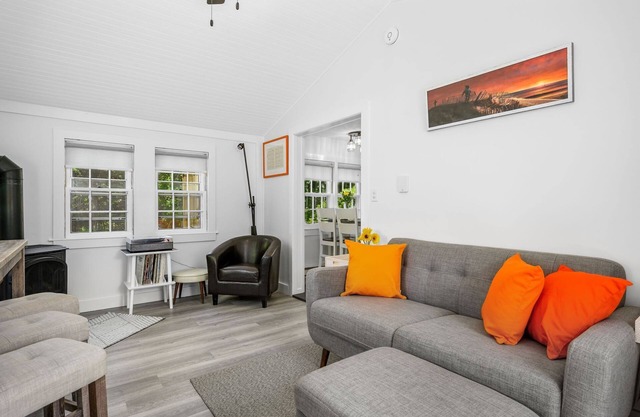 Bed, Splash & Beyond – Coastal Comfort Awaits