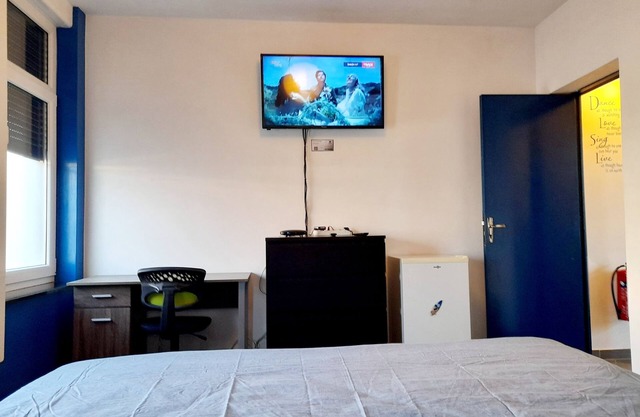 Bedroom 1, 12m square with 1 bed 1m80 x 2m with Wifi, TV and fridge
