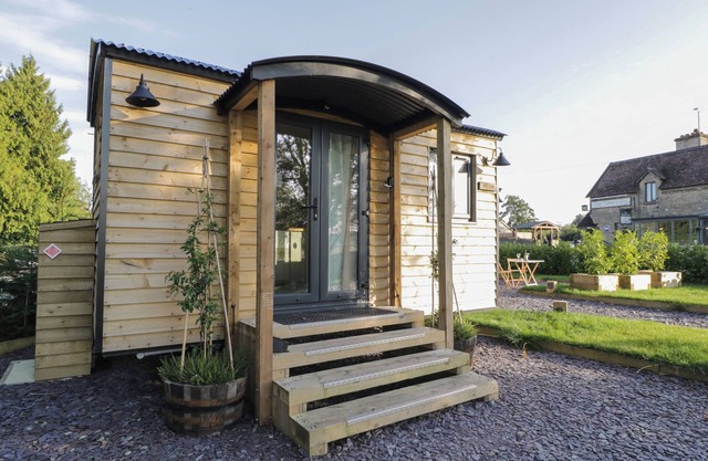 BEECH, pet friendly, with a garden in Kemble