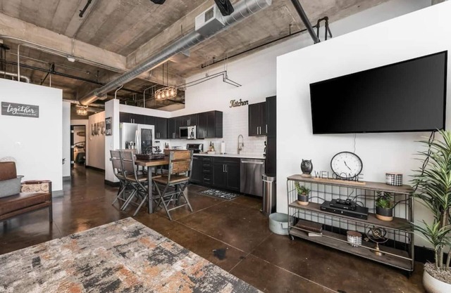 Behren's Loft - a downtown experience!