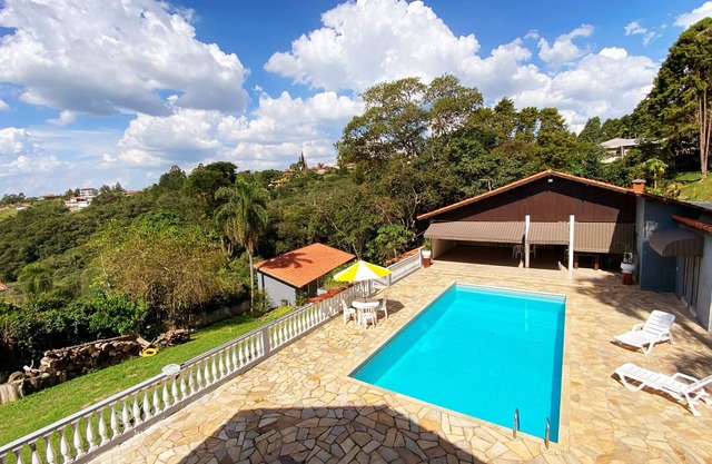 Bela Casa de Campo em Condomínio Fechado Prox à SP