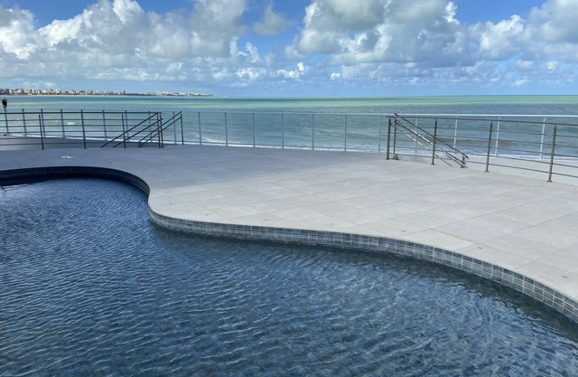 Bela Hospedagem - Vista piscina e mar