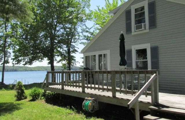 Belgrade Lakes Salmon Waterfront cottage