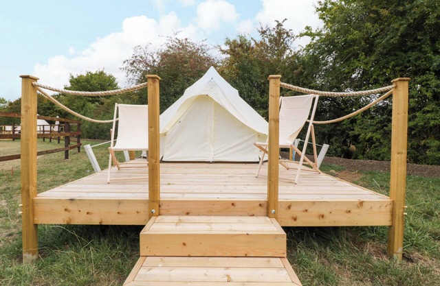 BELL 3, pet friendly, character holiday cottage in Malmesbury