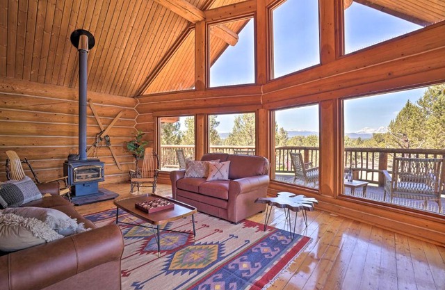 Bend Log Cabin with Cascade Mountain Views!