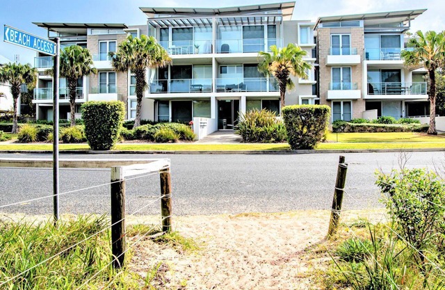 Bennett’s by the Beach - Direct beach access – footsteps away