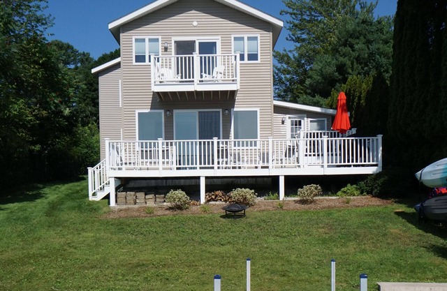Berkshire Lake Beauty-Modern Amenities On The Lake