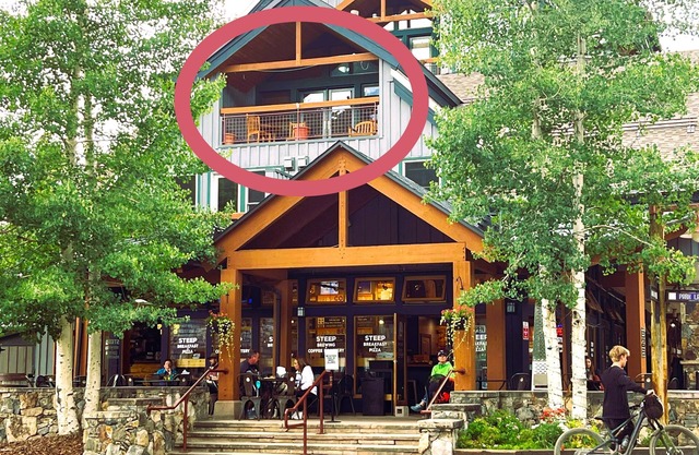 Best deck view of River Run ski slope 1 min walk to gondola/village 2 bed 2 bath