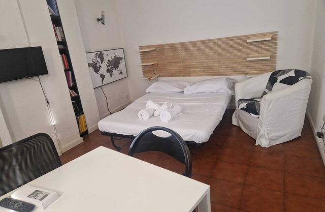 Best location in Bologna. Studio equipped for long stays. SuperHost since 2011.