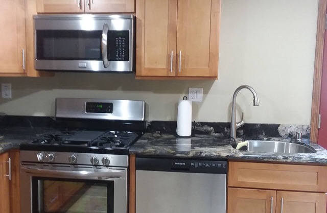 Best location in Des Moines WA -Full kitchen, Strong Wi-Fi, Close to everything!