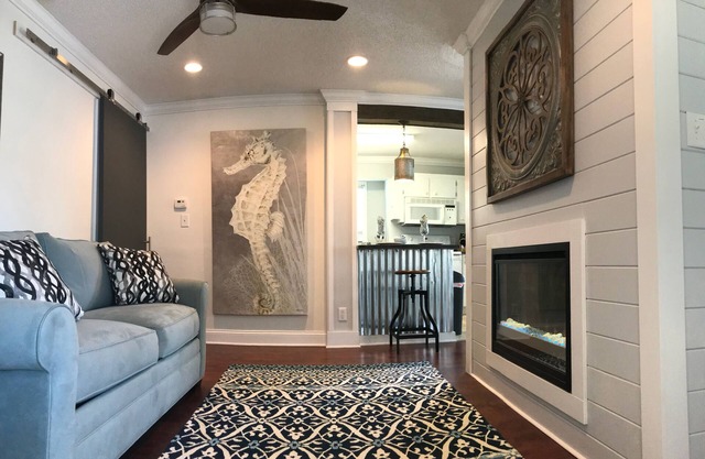 Best Location Peaceful Luxurious 1 bdrm/1 Bath Gated Condo, Pool, Fitness, Wifi