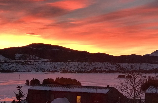 Best Mtn/Lake Views in Frisco! 2 bedrooms + loft. Sleeps 8, Close to Main St.